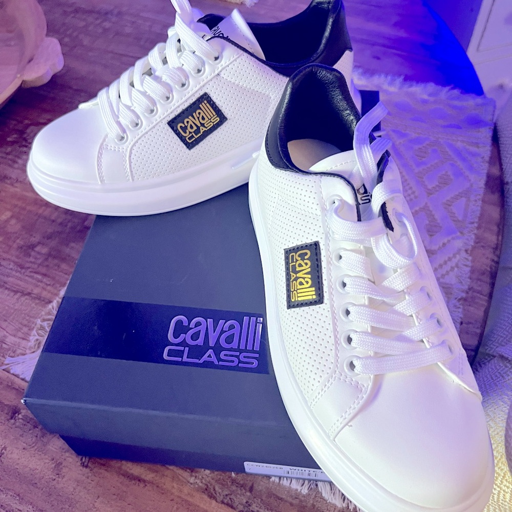 Size 7 women’s Roberto Cavalli class sneakers brand new NWOT comes with box